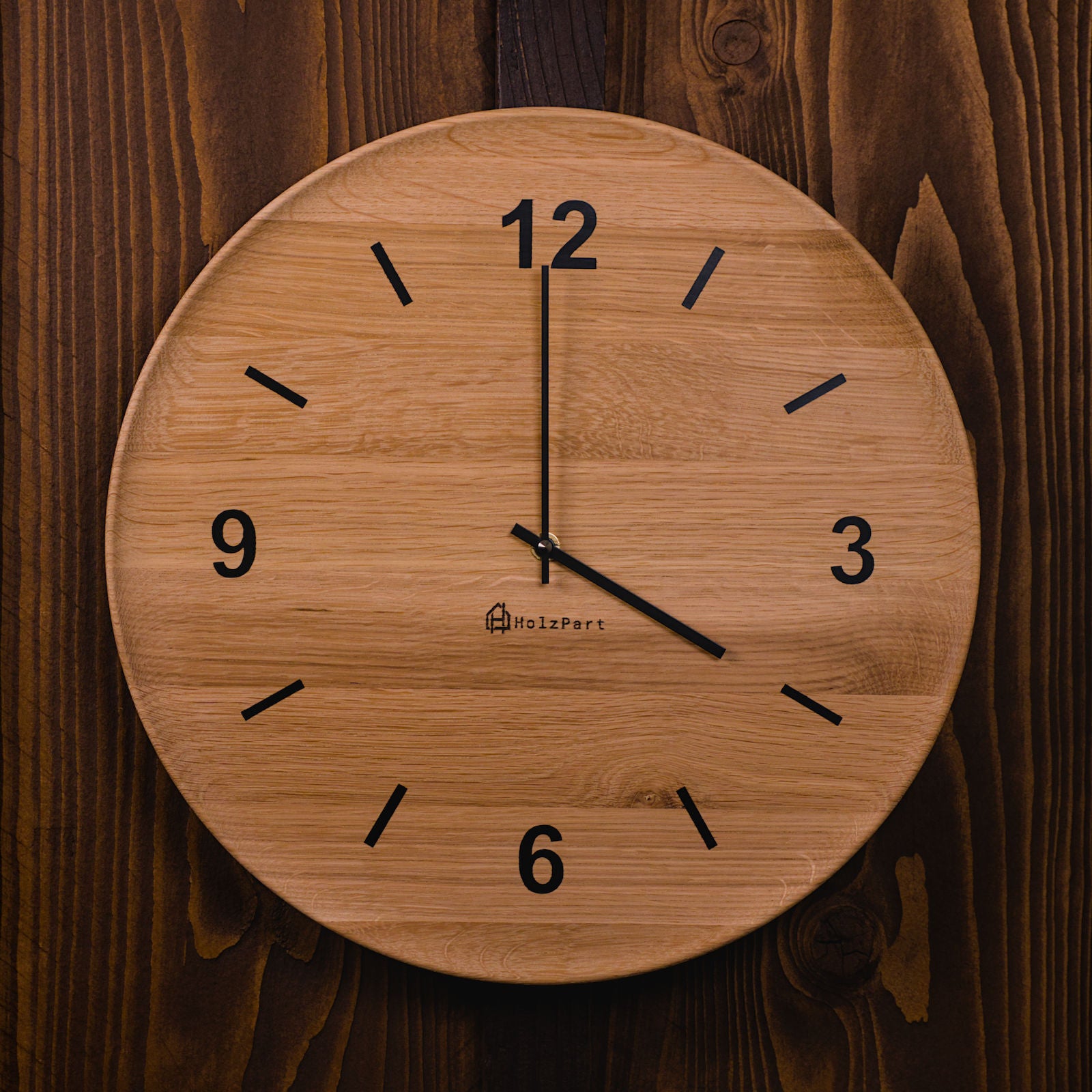 Runde Wanduhr mit Ziffern und flacher Schalenform im Rohholzeffekt – Frontalansicht, handgefertigt im Solothurner Unterleberberg von HolzPart.