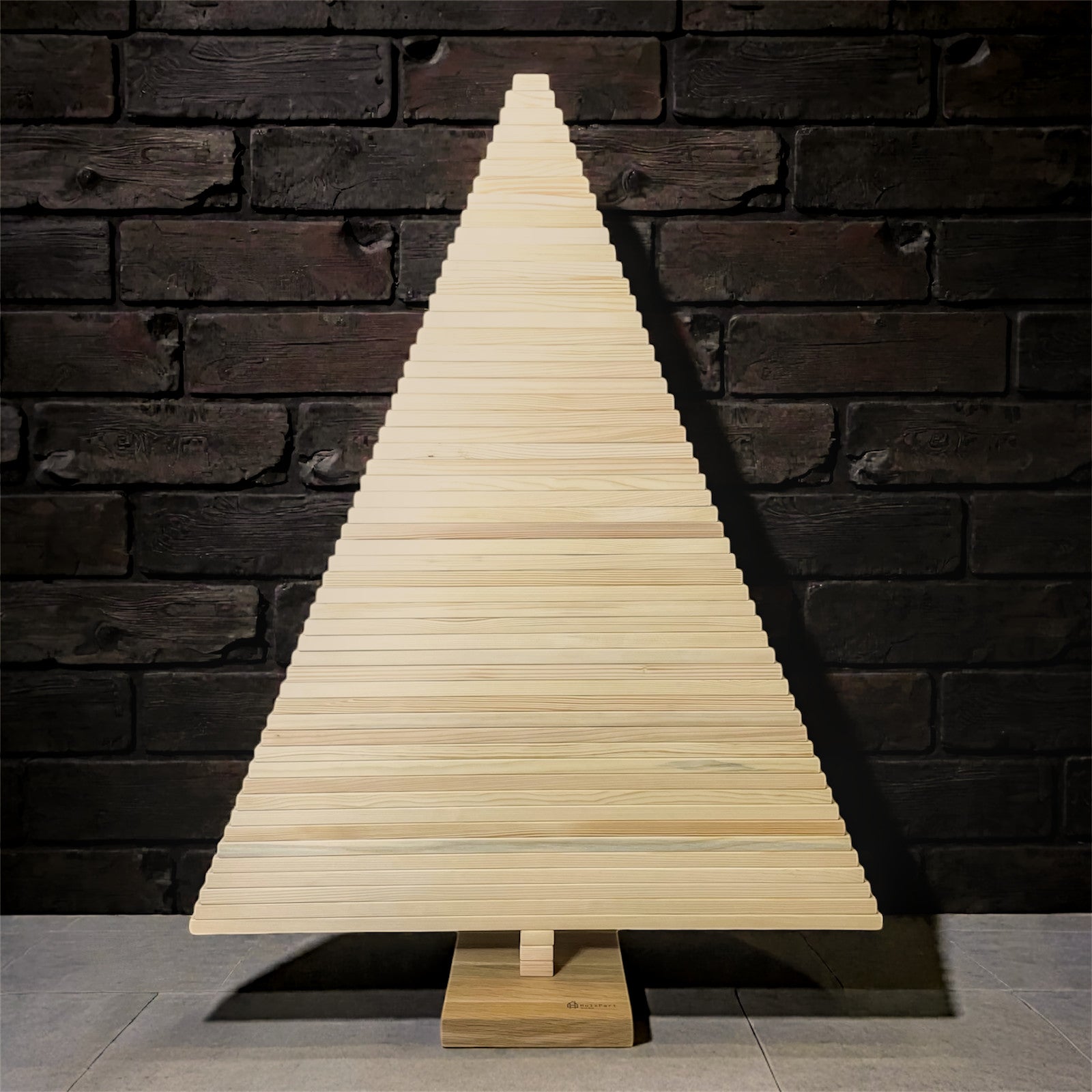 Geschlossener Holzweihnachtsbaum aus Fichtenlatten mit Eichensockel, Frontansicht, Höhe 120 cm.