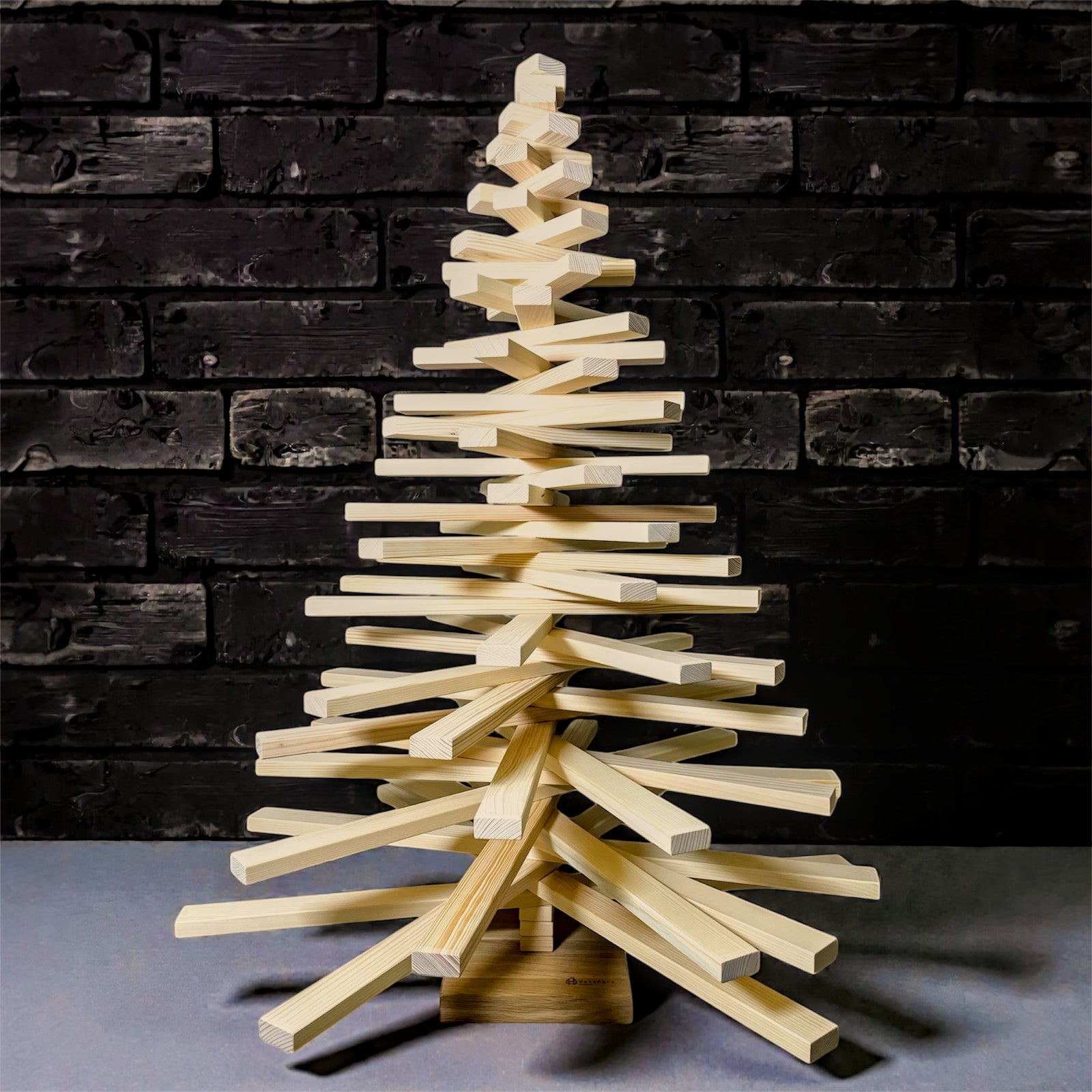 Offen gestellter Holzweihnachtsbaum aus Fichtenlatten mit Eichensockel, Frontansicht, Höhe 120 cm.