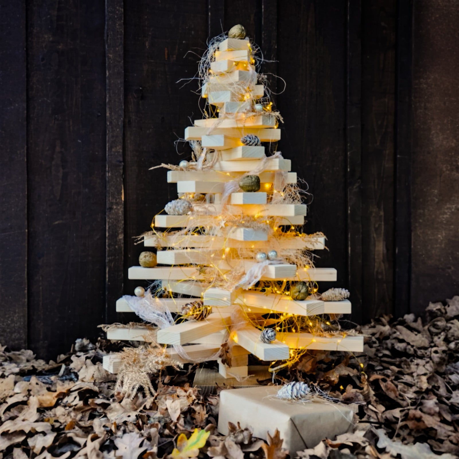 Geschmueckter Holzweihnachtsbaum 67 cm aus Fichtenholz mit Lichterkette auf Eichensockel