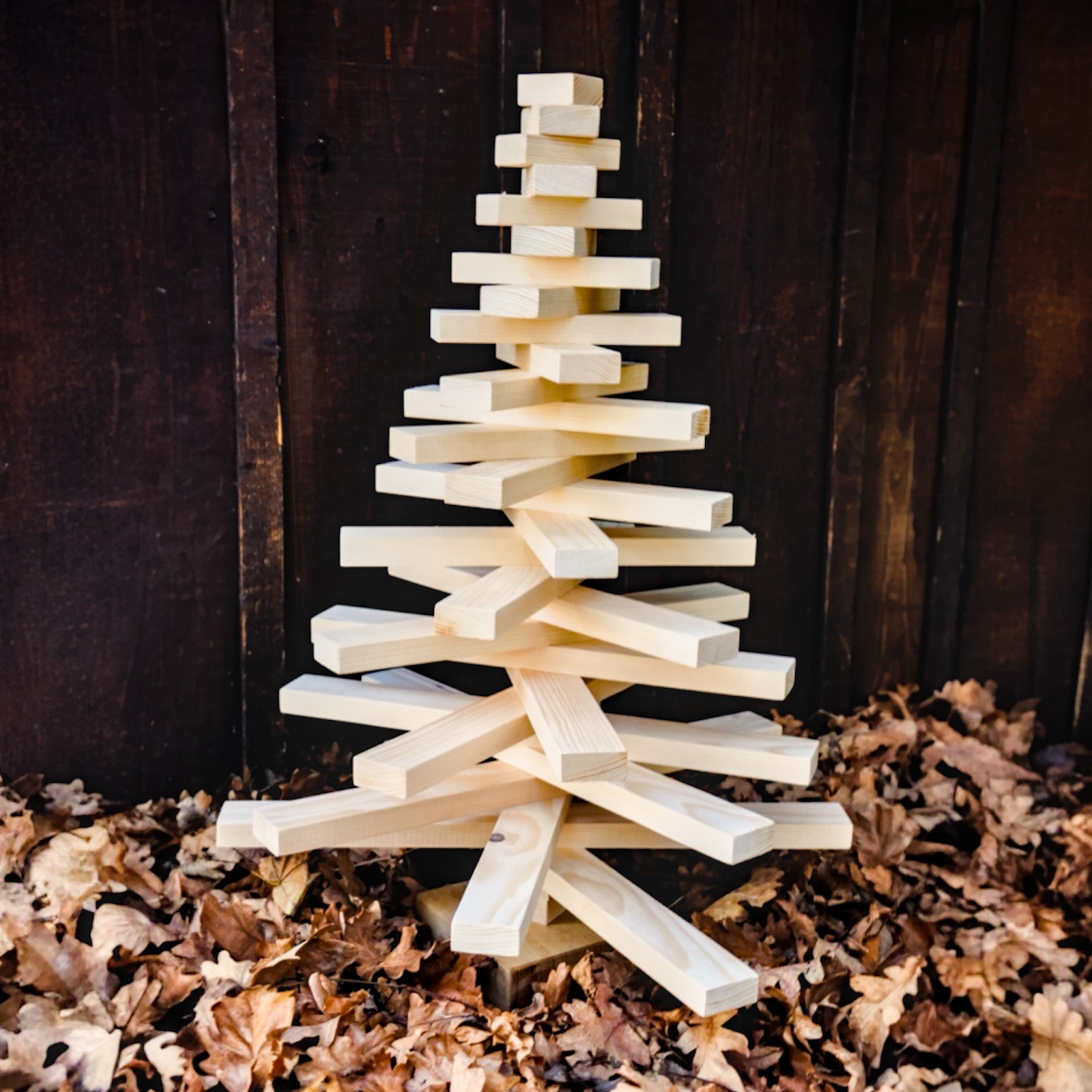 Holzweihnachtsbaum 67 cm aus Fichtenlatten auf Eichensockel offen aufgefaltet